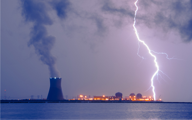 foudre tombant près d'une centrale nucléaire